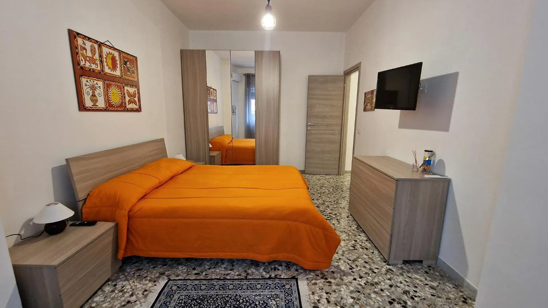 Garibaldi Square Apartment Bari 0*,